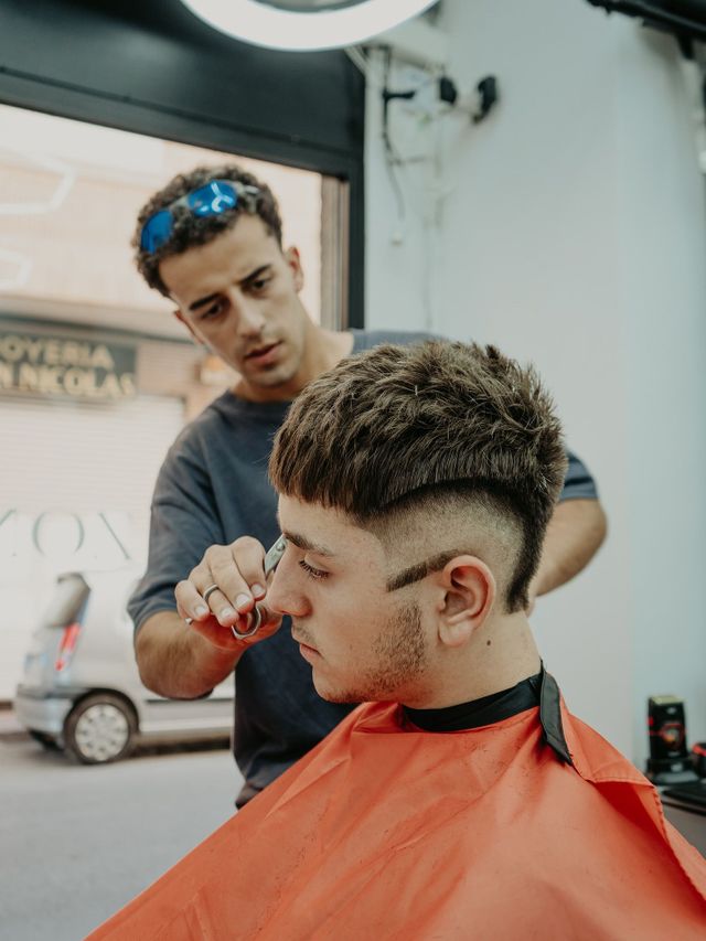 Un corte de precisión en el sillón de Zona Barber