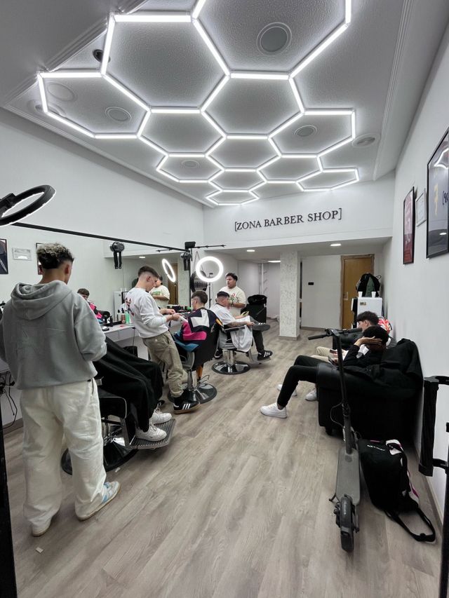 Interior de Zona Barber, con sus sillones y luces geométricas