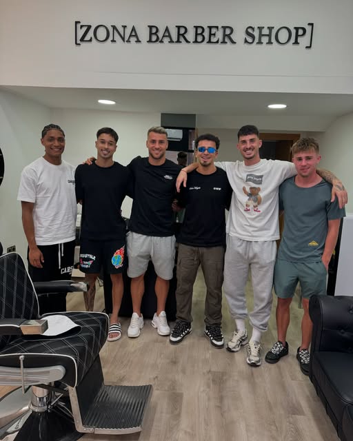 Foto de grupo durante una visita a Zona Barber, publicada en su Instagram